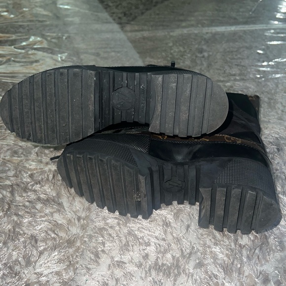 LV Logo boots monogram boots. - Picture 7 of 9
